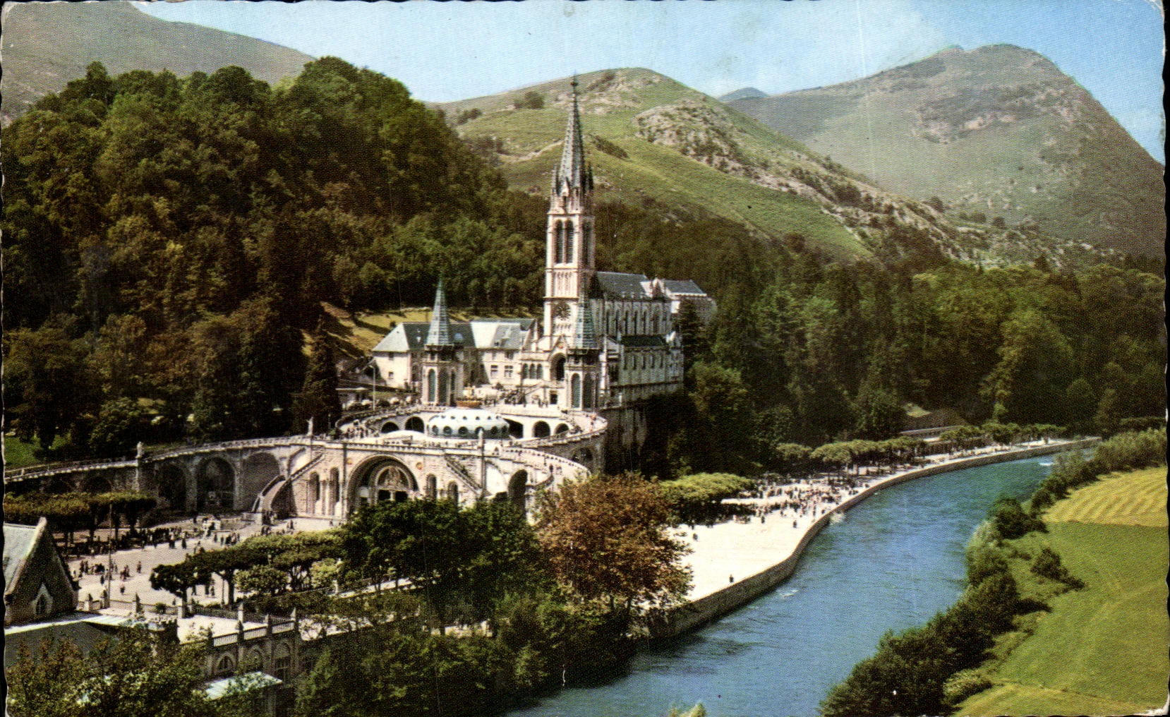 CPA Lourdes La basilique le Gave et le Montagnes