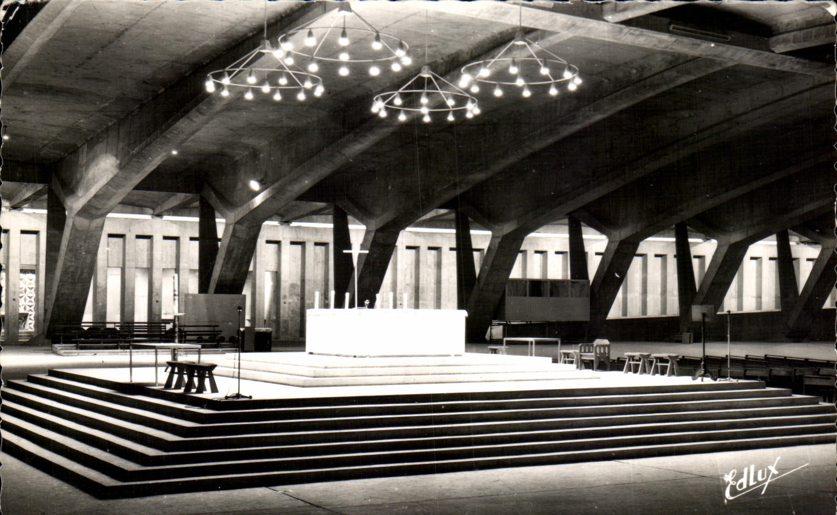 CPA Lourdes la Basilique Souterraine St pie Consacree 