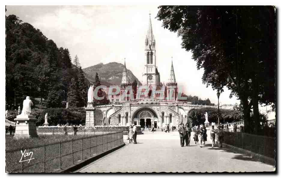 CPA Lourdes La Basilique la Vierge Couronnee Entree du Rosaire