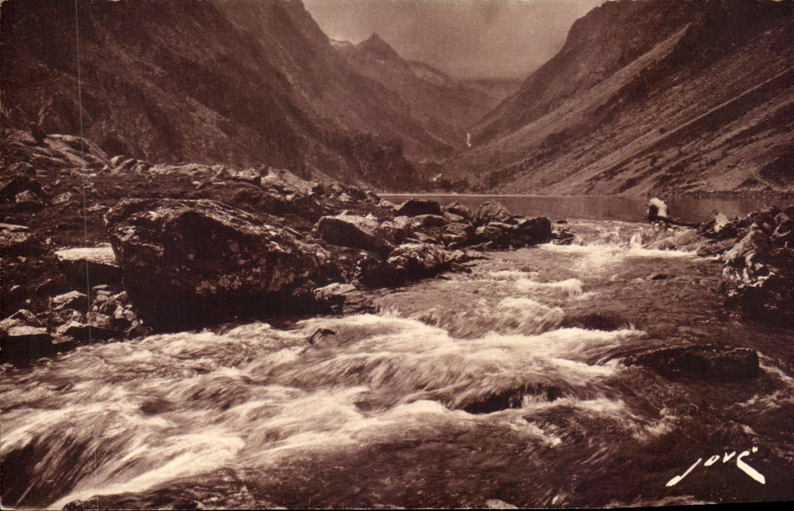 Cauterets, environs — Le Lac de Gaube et son déversoir — Au fond le Vignemale — Éditions Jové, Pau