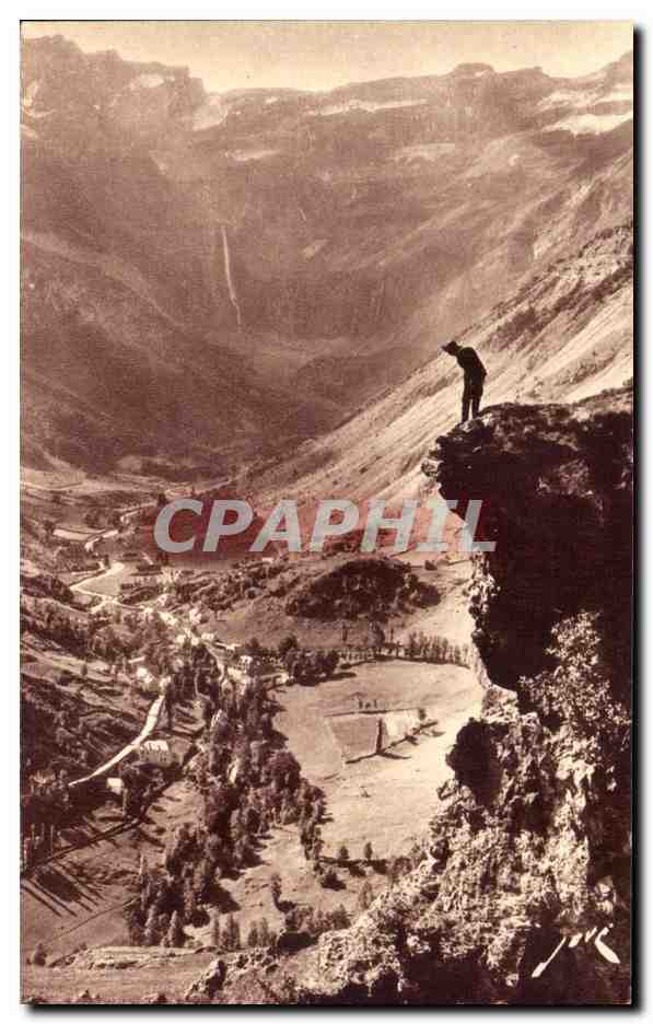 CPA Gavarnie Vue d'ensemble Au fond le Cirque et la Grande Cascade