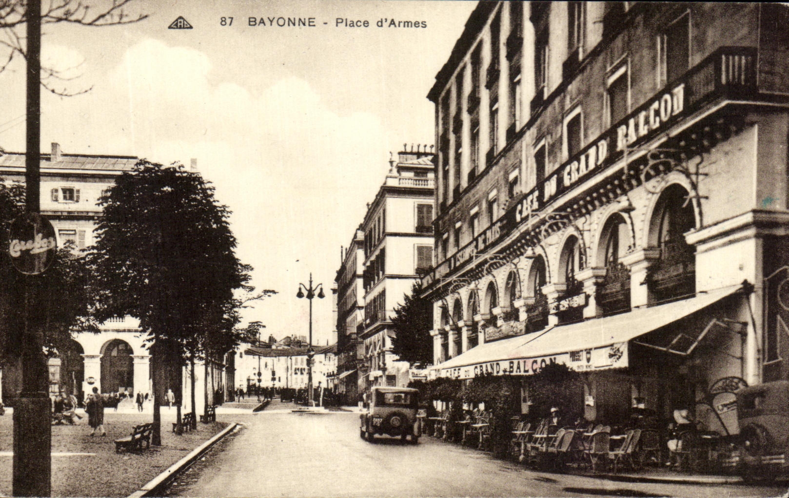 CPA Bayonne Place d'Armes La Maison Verte Cafe du grand balcon