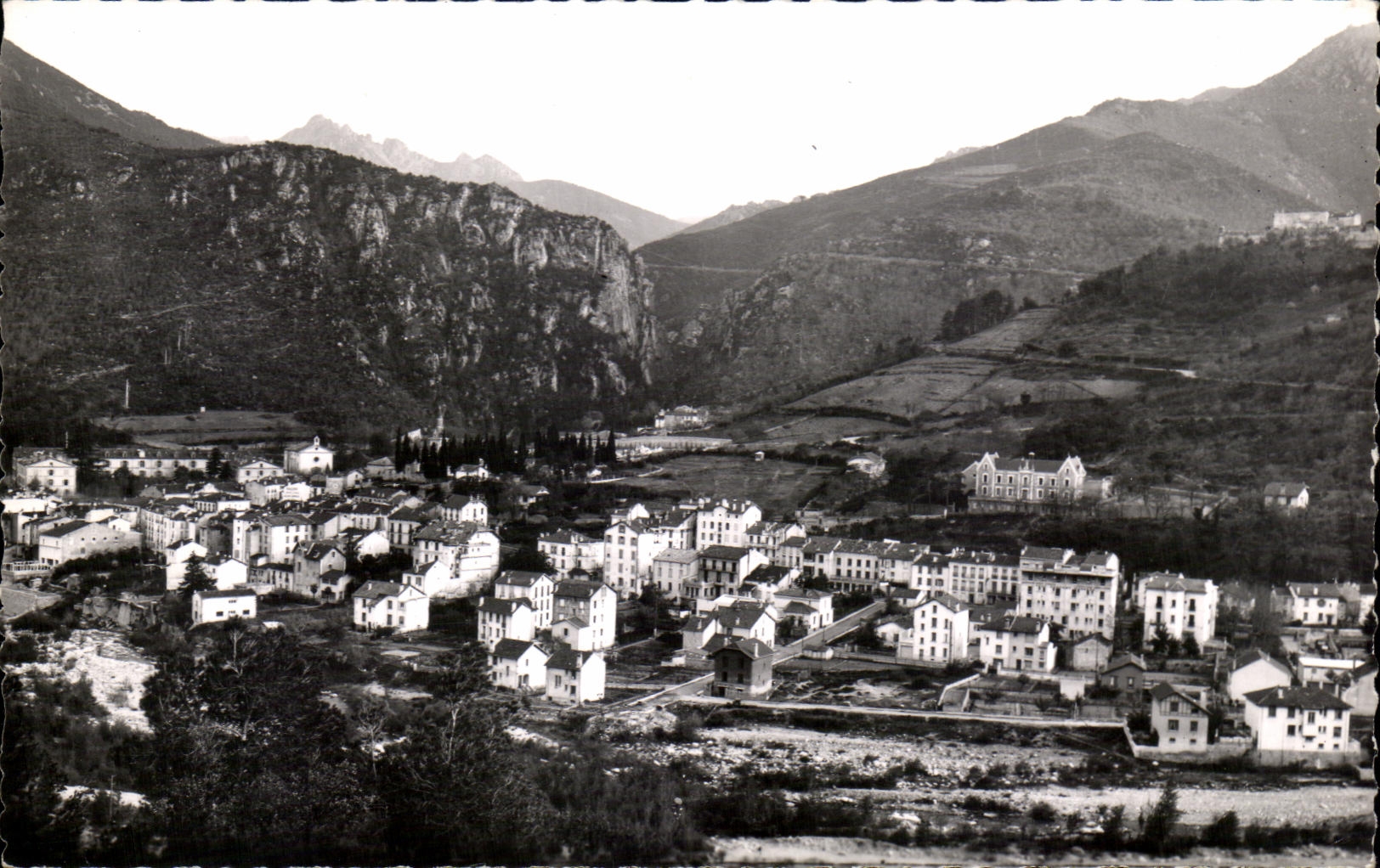 CPA Amelie les Bains Vue generale Au fond l'entree des Gorges de mordary