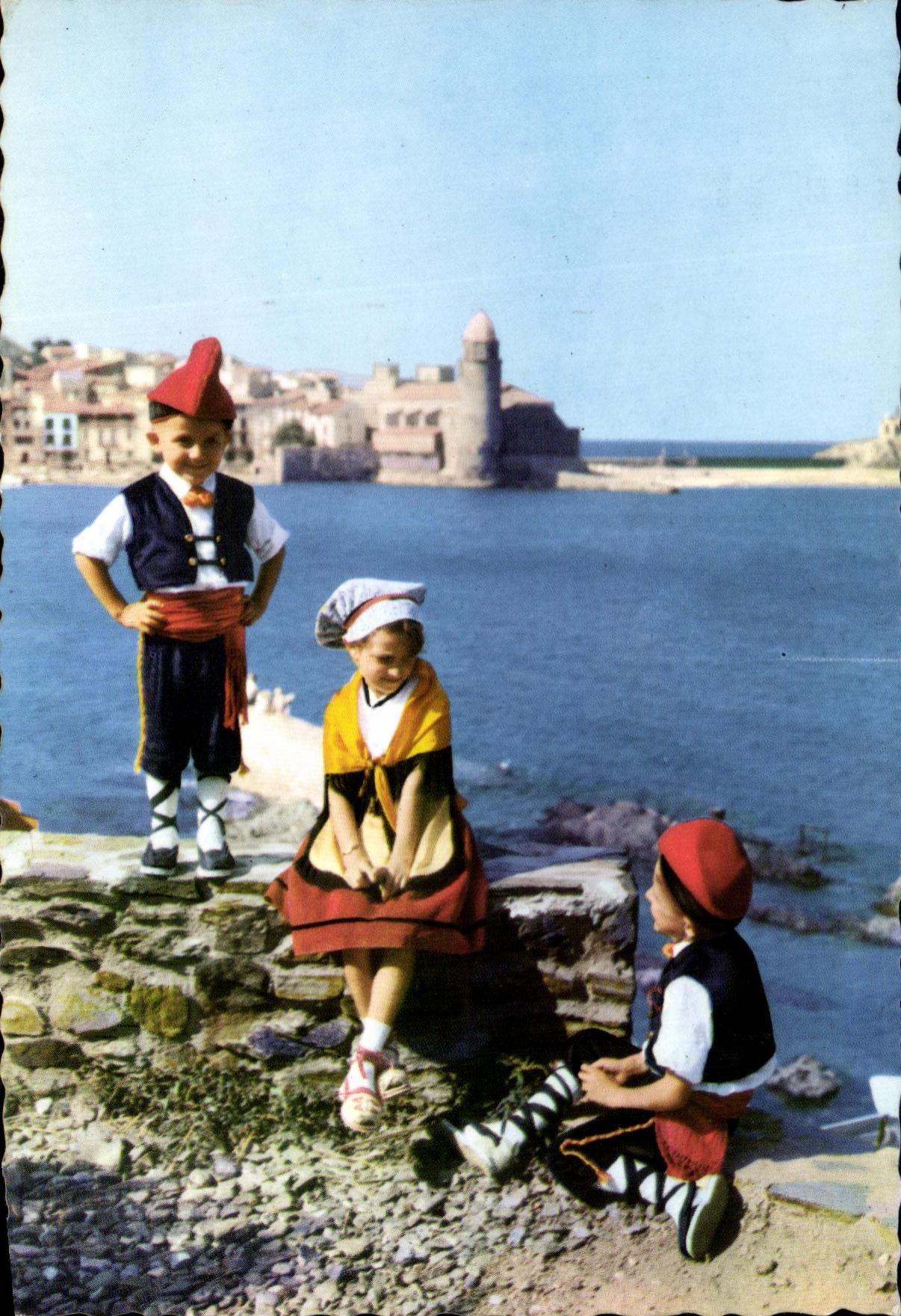 CPM Lumiere et Couleurs du Roussillon Collioure Jeunes Catalans Folklore