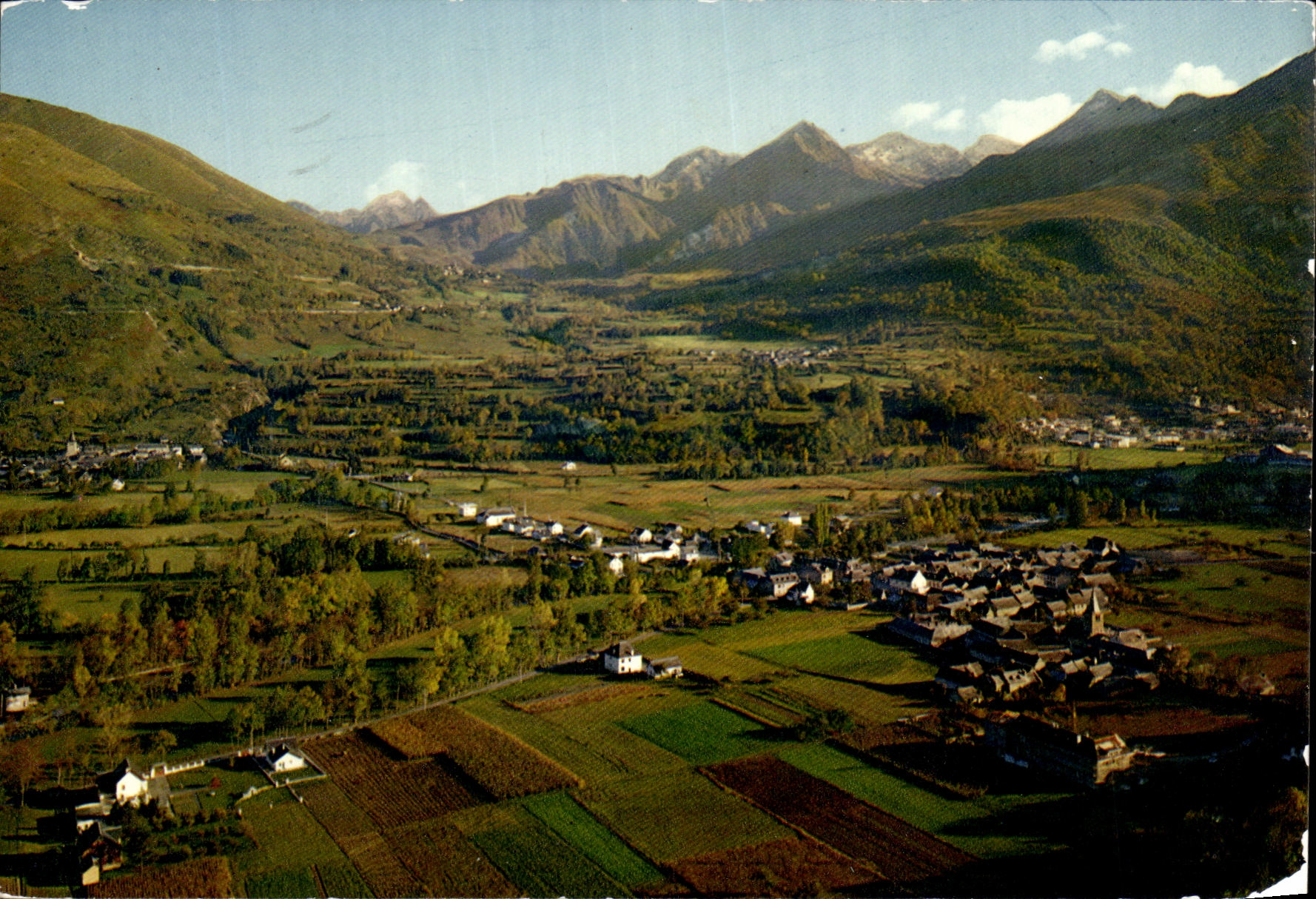 Vallée d'Aure — Vue générale de Vieille Aure, au fond Saint-Lary, 3.025 m — ARUM-EDITIONS