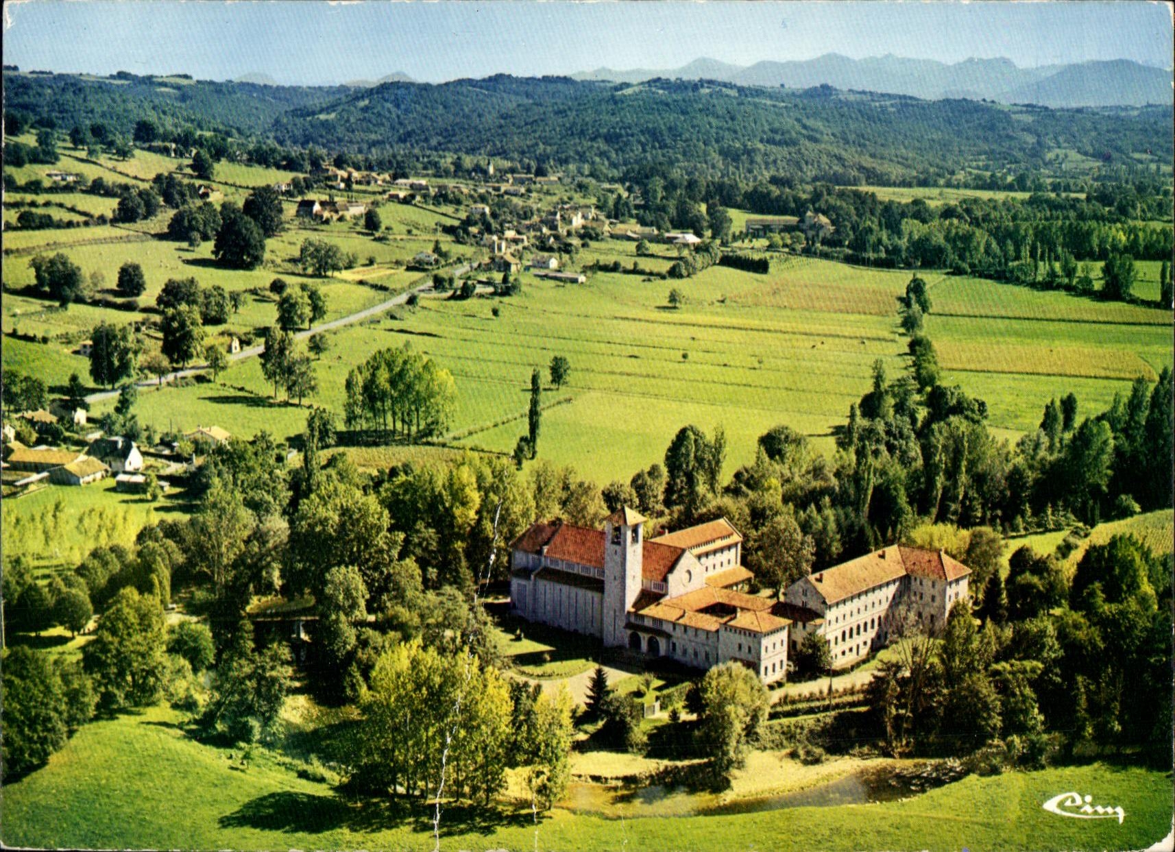 Tournay (Htes-Pyr.) — Vue générale aérienne avec l'Abbaye Notre-Dame — Imprimeur Cagliostrò, N°16