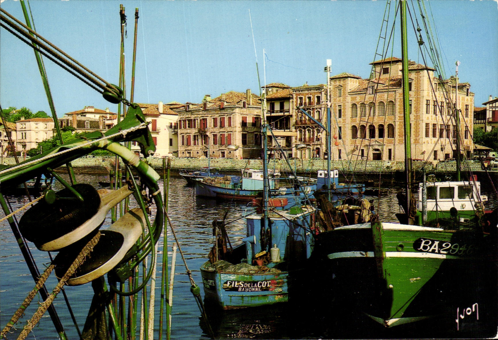 Puerto de Pesca de Bayona — vista de los barcos y edificios — Ediciones Jean-Jaime