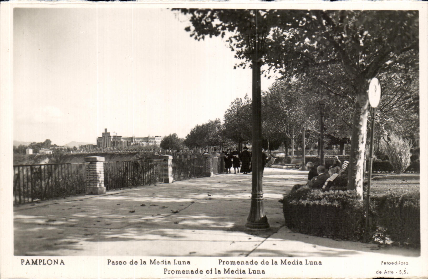CPA Pamplona Paseo del madia Luna Promenade de la Media Luna Promenade of la Media