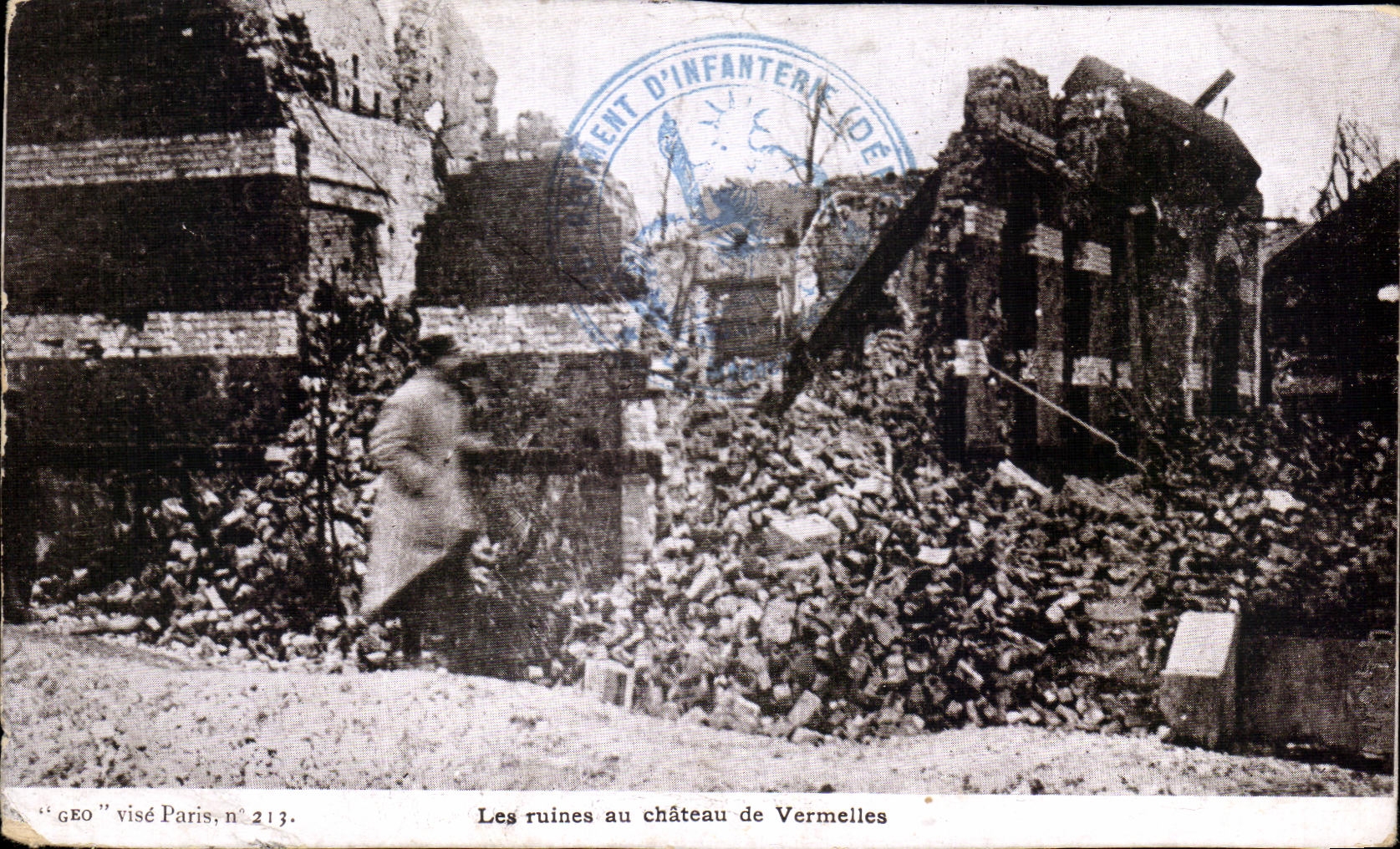 CPA Les ruines au Chateau de Vermelles Militaria