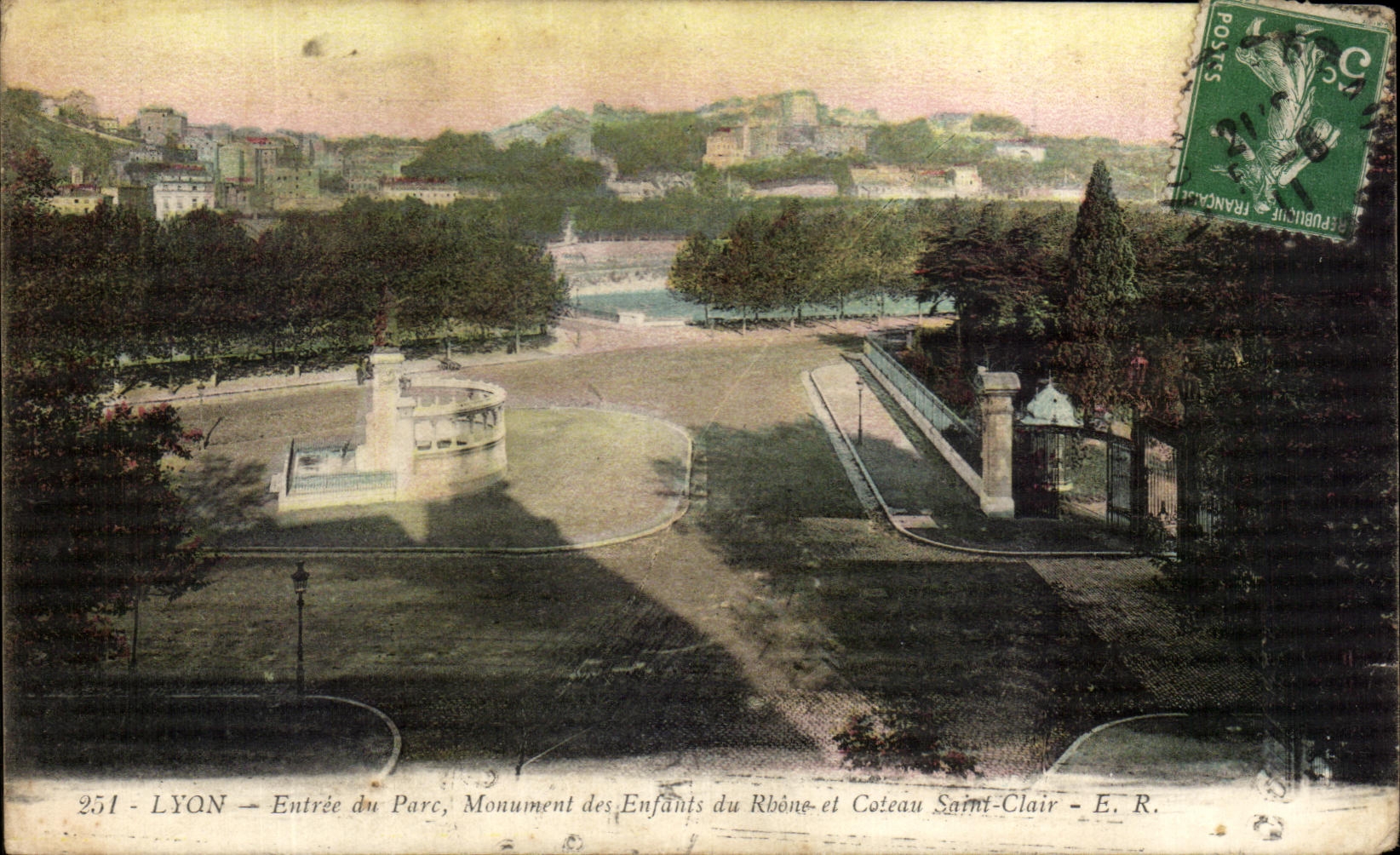CPA Lyon Entree du Parc Monument des Enfants du Rhone et Coteau Saint Clair