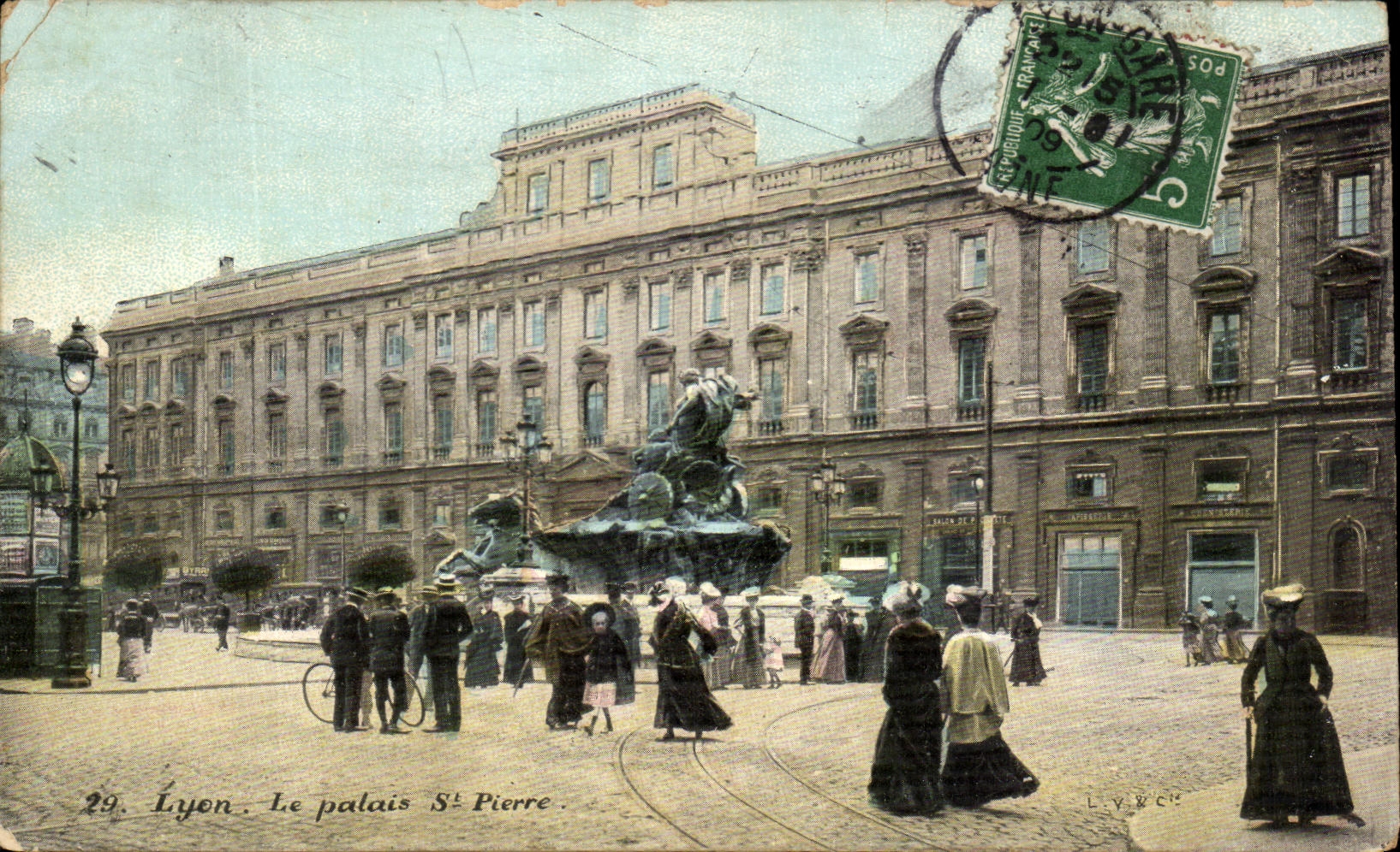 Lyon. Le palais Saint-Pierre — vue de la place avec la fontaine — éditeur L.V.B.C. n°29