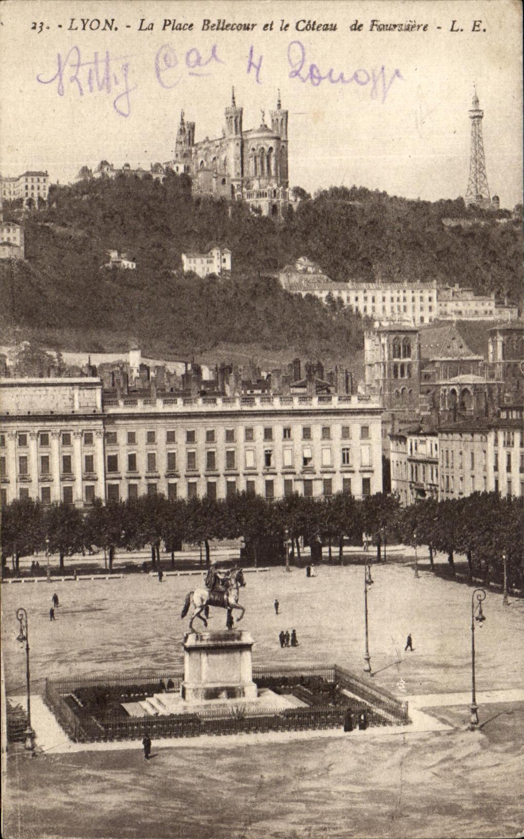 LYON - La Place Bellecour et le Côteau de Fourvière - L. E.