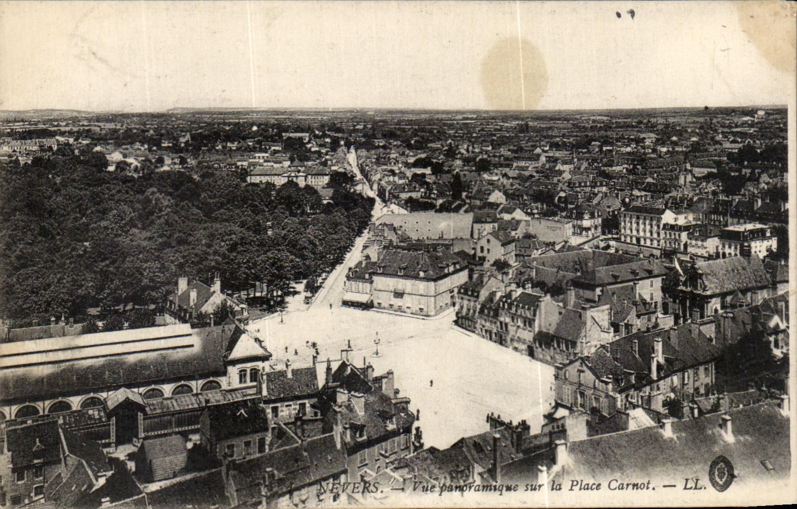 Nevers — Vue panoramique sur la Place Carnot — LL