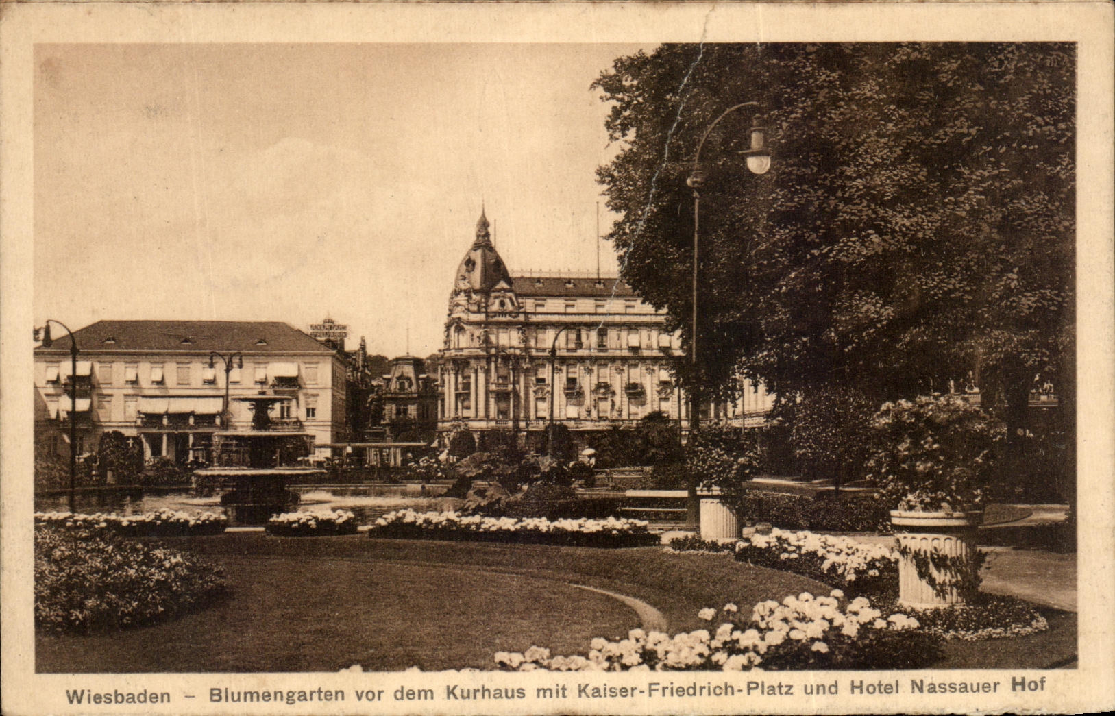 CPA Wiesbaden Blumengarten vor dem Kurhaus mit Kaiser Friedrich Platz und Hotel Nassauer