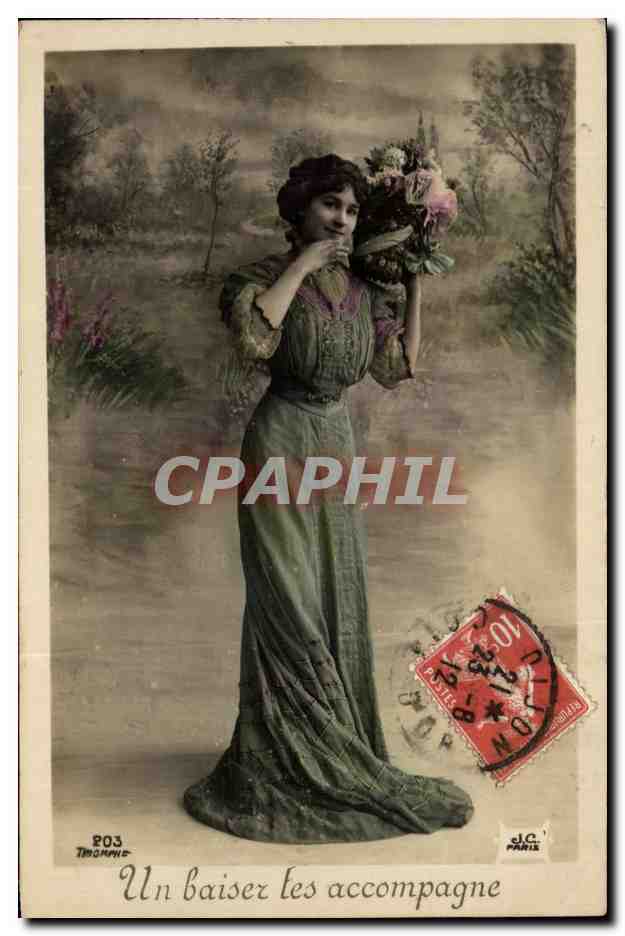 Femme en robe verte tenant un bouquet — Un baiser les accompagne — J.C. Paris, n° 803
