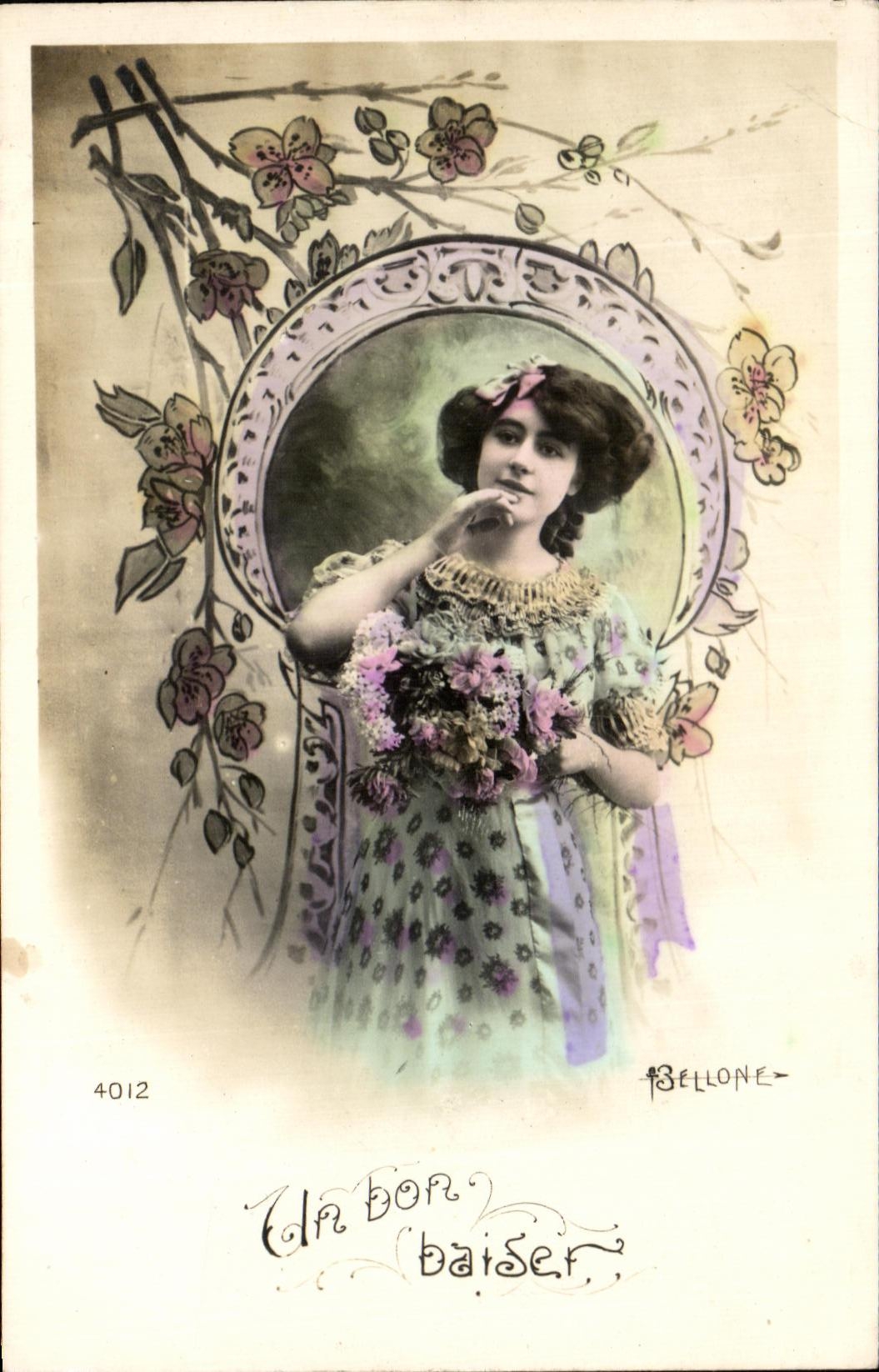 Donna in abito fiorito con un mazzo di fiori — editore Bellone, n° 4012