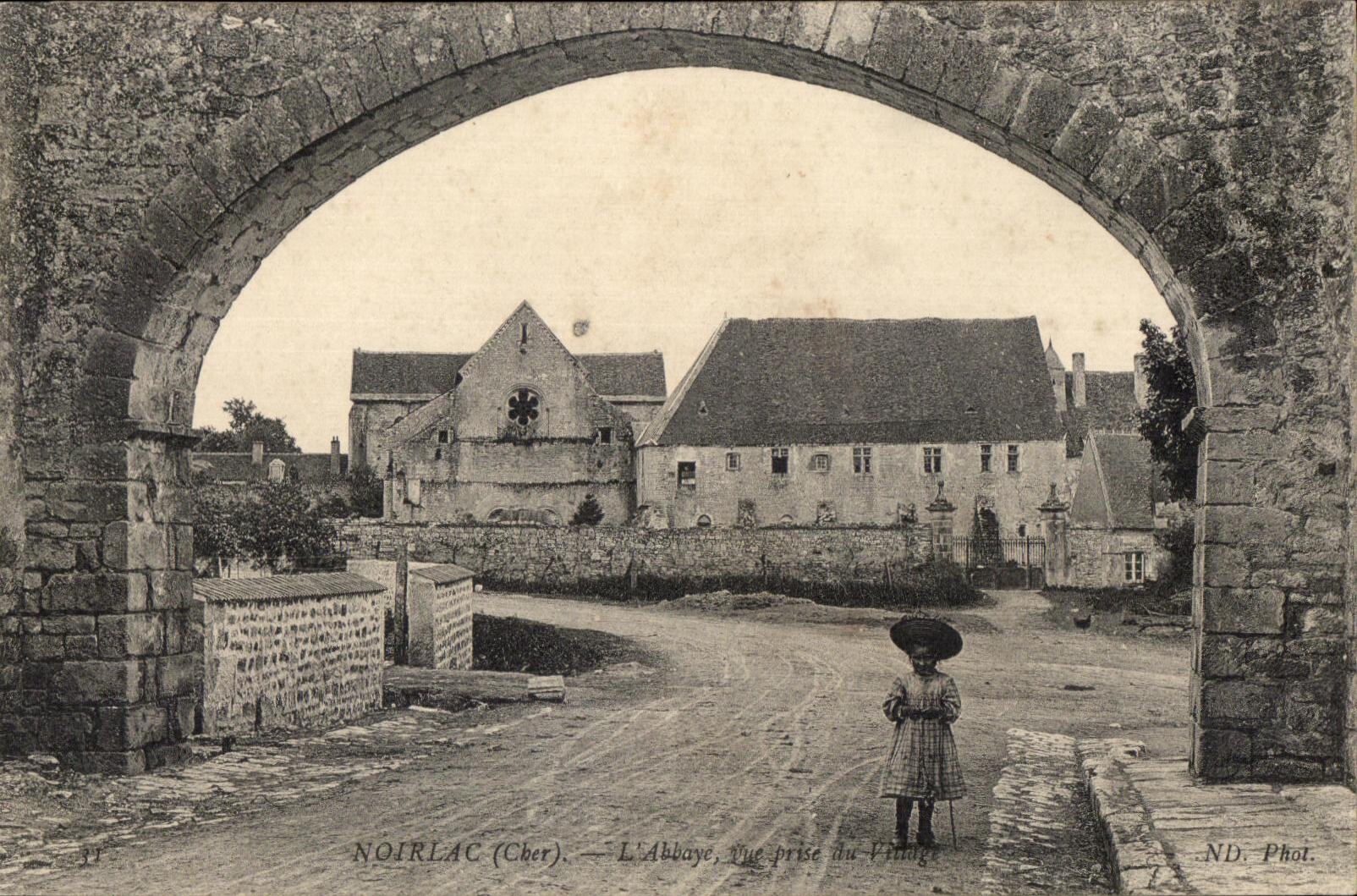 CPA Noirlac L'Abbaye vue prise du village 