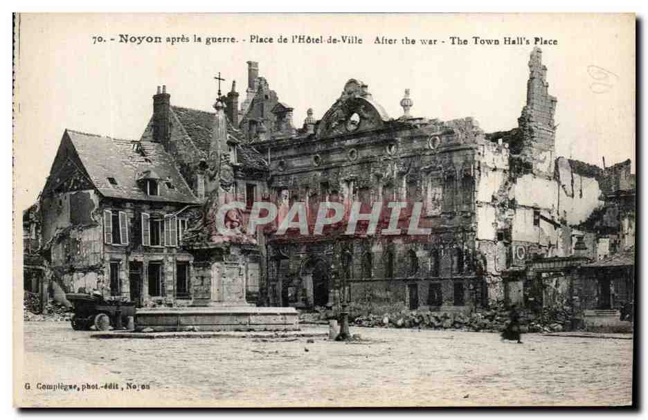 CPA Noyon apres la guerre Militaria Place de l'hotel de ville