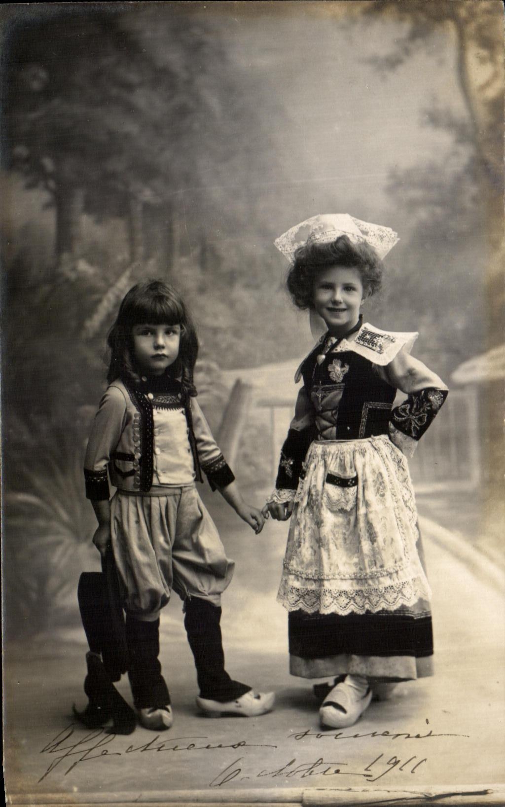 CPA Enfants Folklore Costume