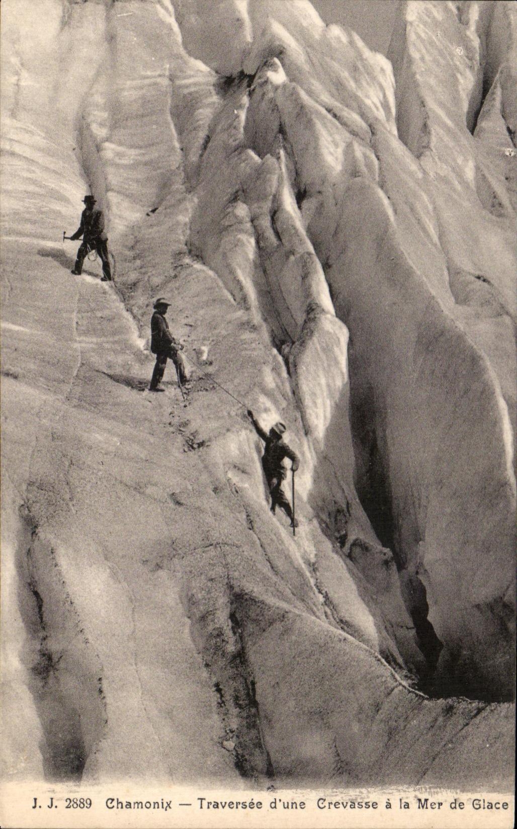 CPA Chamonix Traversee D'une Crevasse A La Mer De Glace Alpinisme