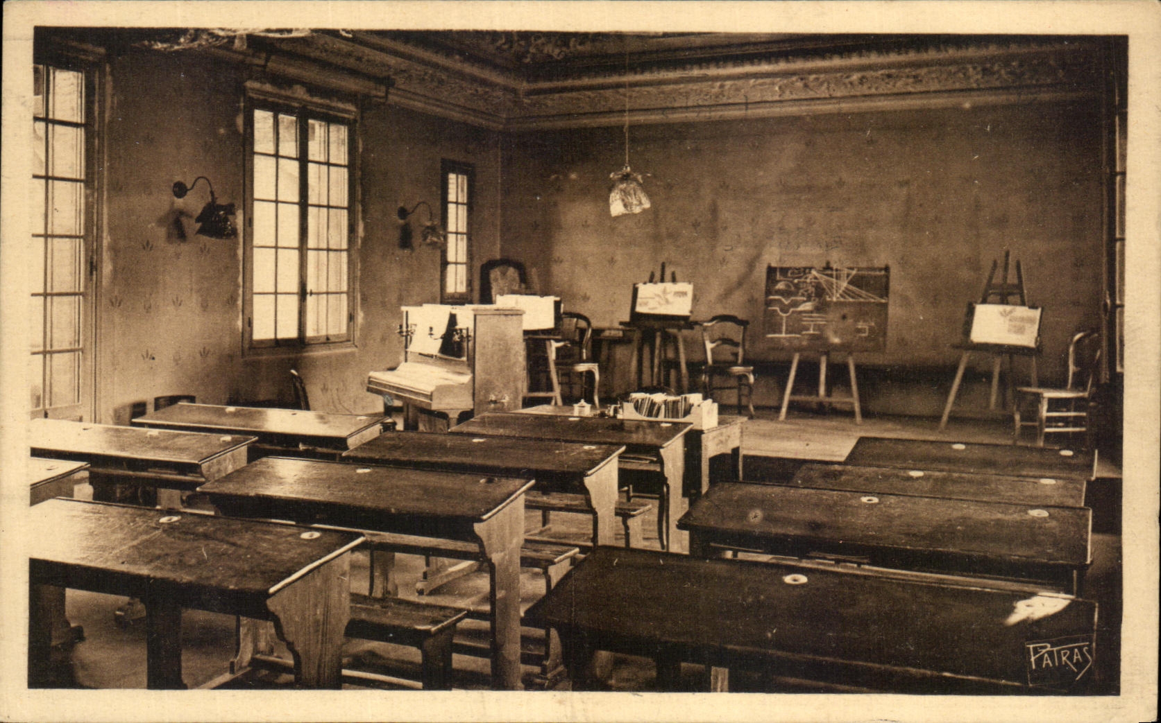CPA Un Coin d'une classe du Cours Lamartine Rue Dussourd Asnieres