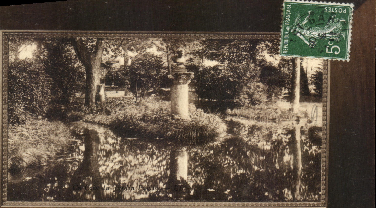 CPA Vienne Un coin du Jardin Public