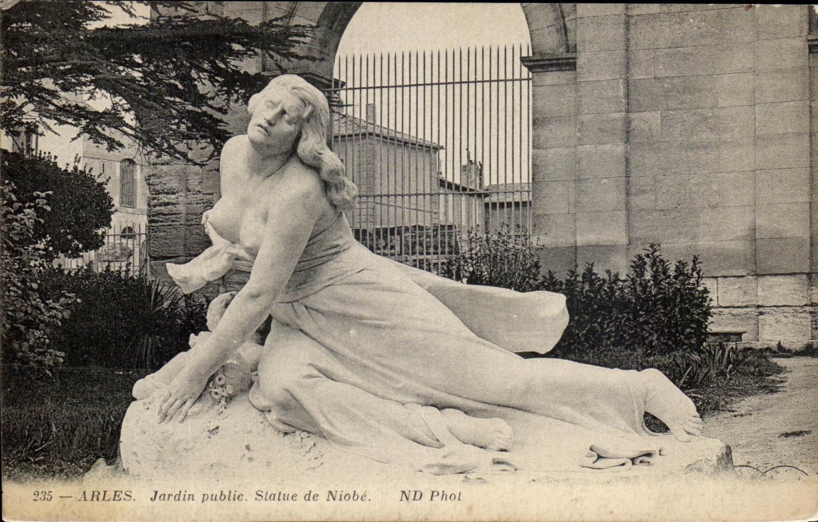 CPA Arles Jardin Public Statue De Niobe