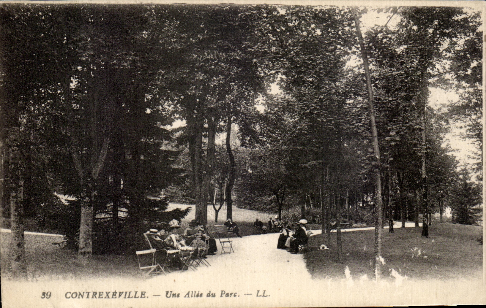 CPA Contrexeville Une allee Du Parc