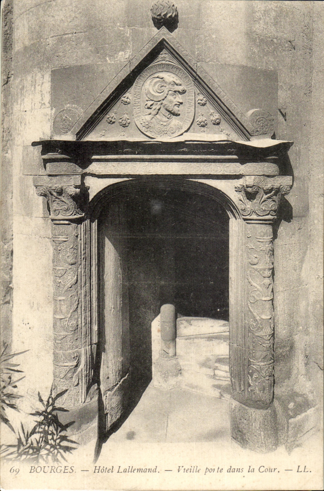CPA Bourges Hotel Lellemand Vieille porte dans la cour