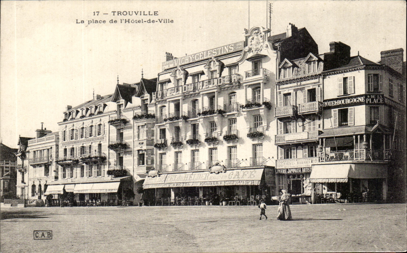 CPA Trouville La Place de l'Hotel de Ville 