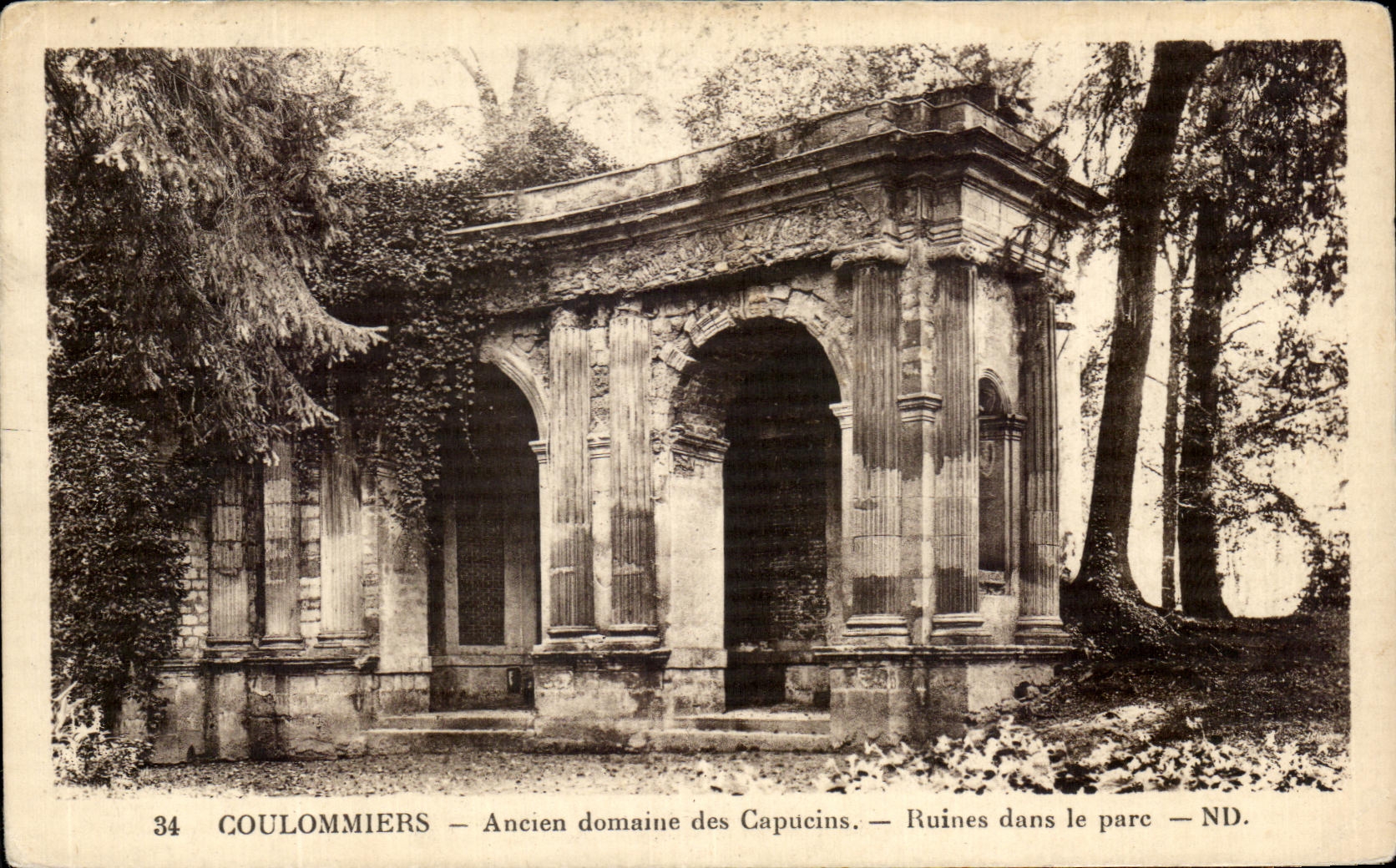 Goulommiers — Ancien domaine des Capucins — Ruines dans le parc — ND.