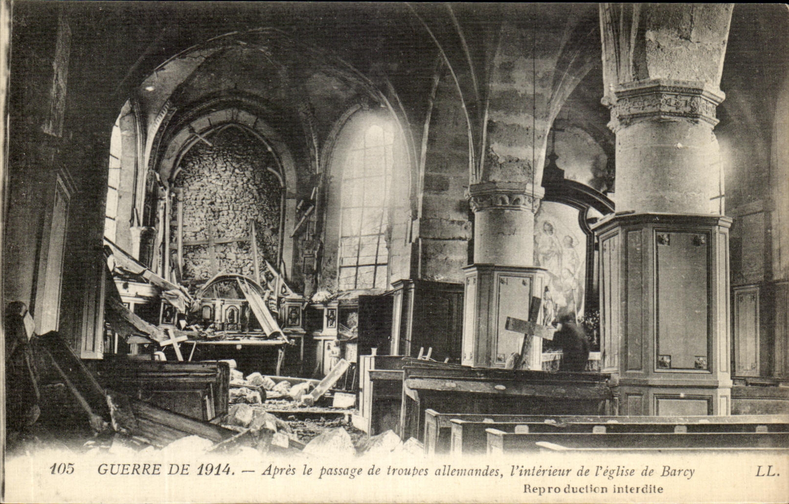 CPA Guerre De 1914 Apres le Passage de Troupes Allemandes Interieur de l'eglise de Barcy Militaria 