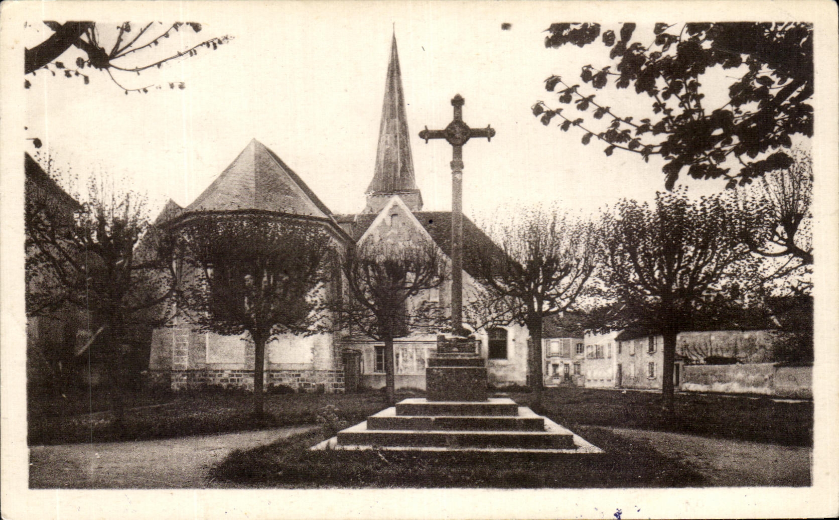 Jouarre (S.-et-M.) — Calvaire de la Place — Église Saint-Paul