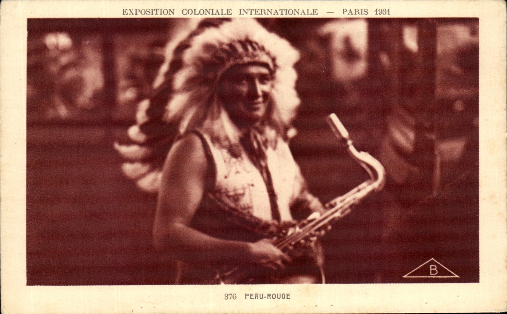 CPA Paris Peau Rouge Indien Exposition internationale Paris 1937 Saxophone