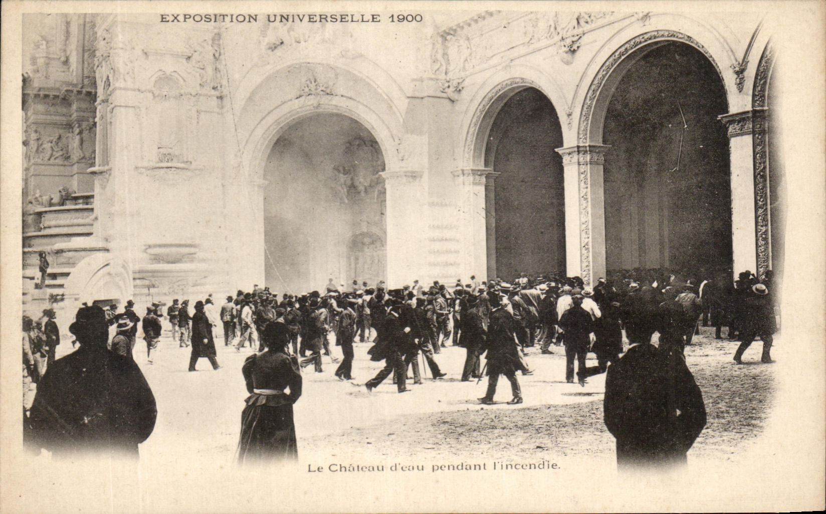 Exposition Universelle 1900 — Le Château d'eau pendant l'incendie — Éditeur non identifié
