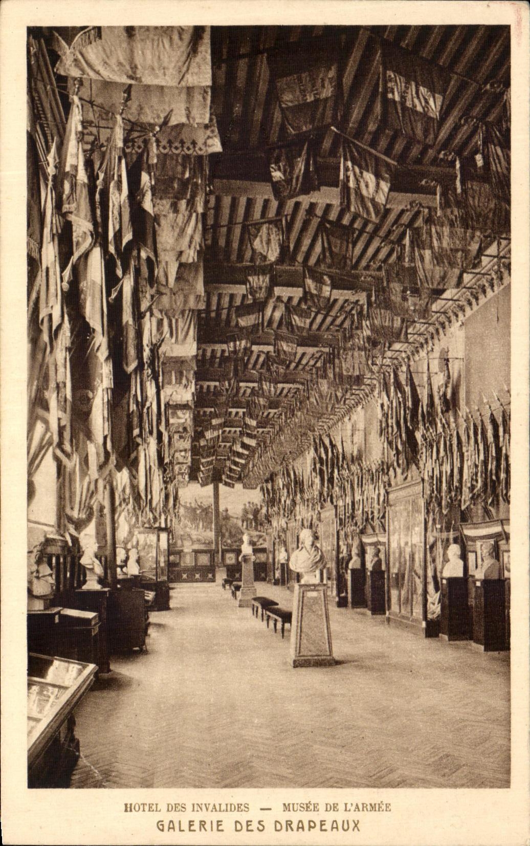 CPA Paris Hotel Des Invalides Musee de L'Armee Galerie Des Drapeaux Militaria