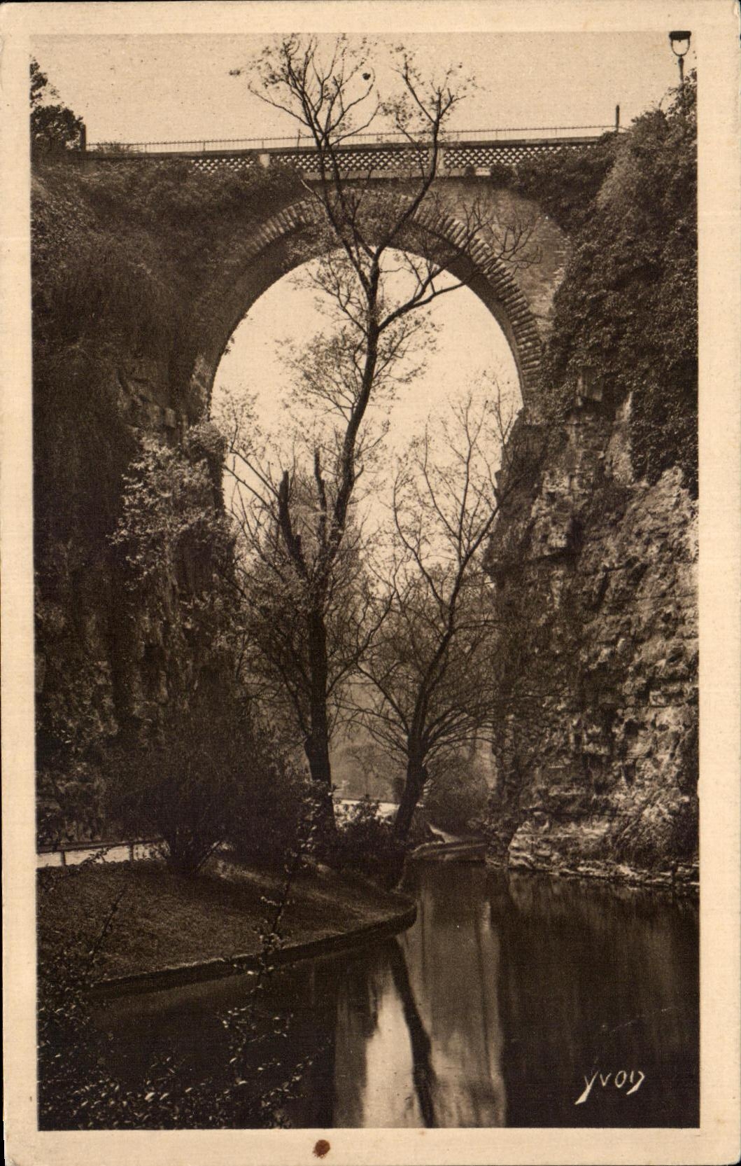 CPA Paris En Flanant Parc des Buttes Chaumont Pont de briques