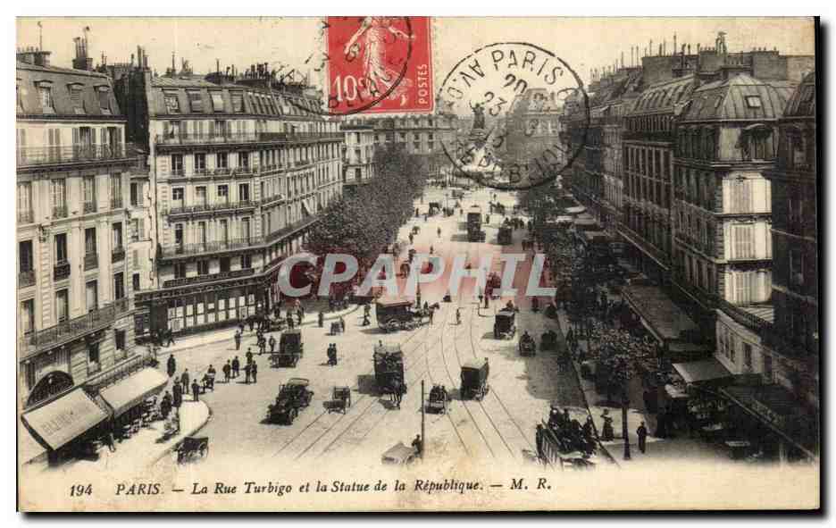CPA Paris La Rue Turbigo et la Statue de la republique