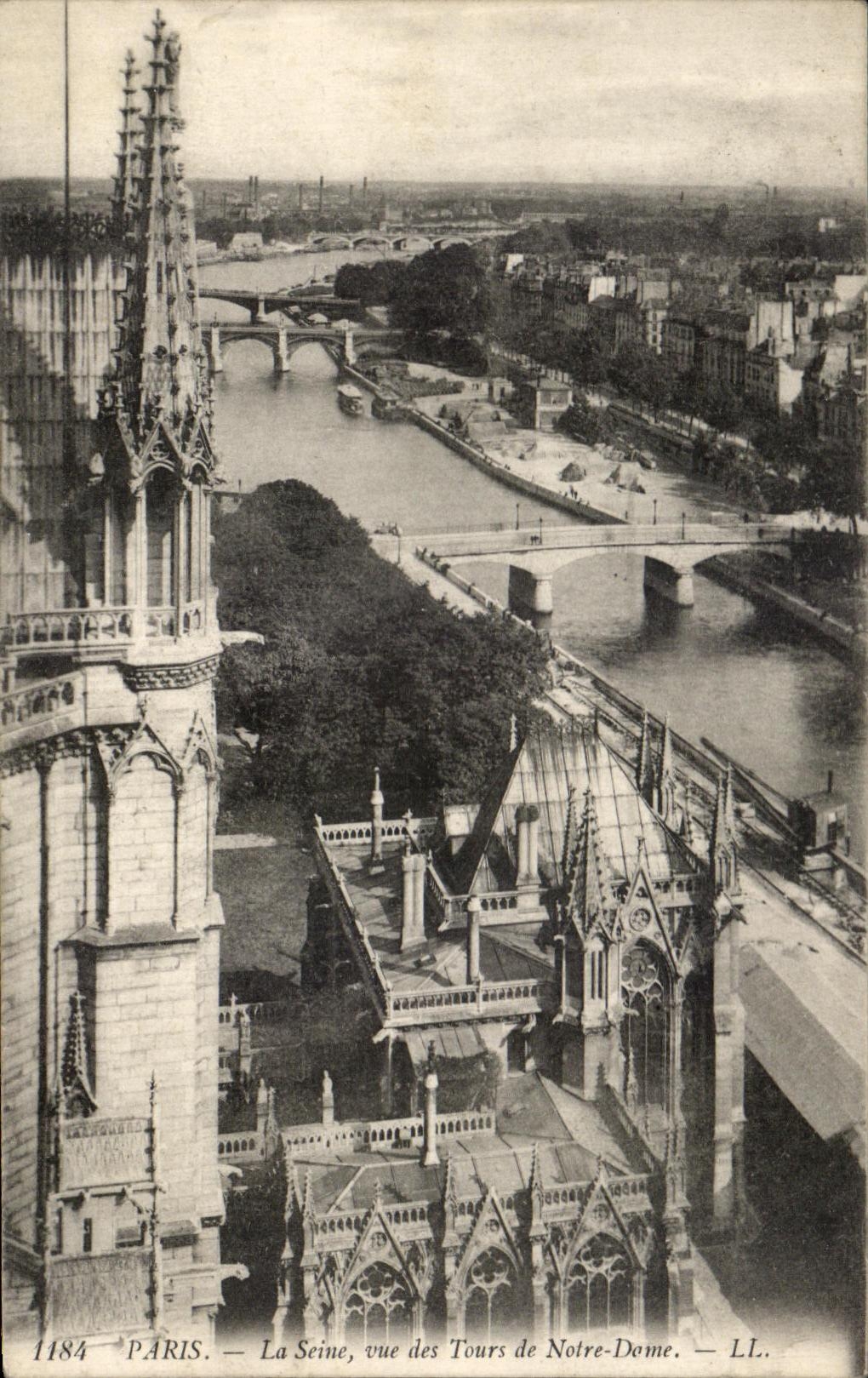 CPA Paris Le Seine Vue des Tours de Notre Dame