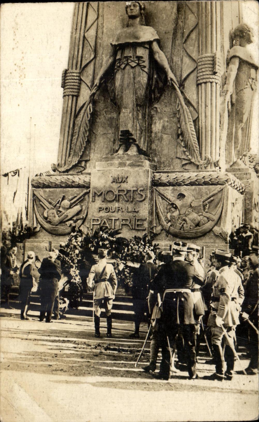 CPA Paris Place de l'Etoile President de la Republique depose une Couronne devant le Cenotaphe Militaria 