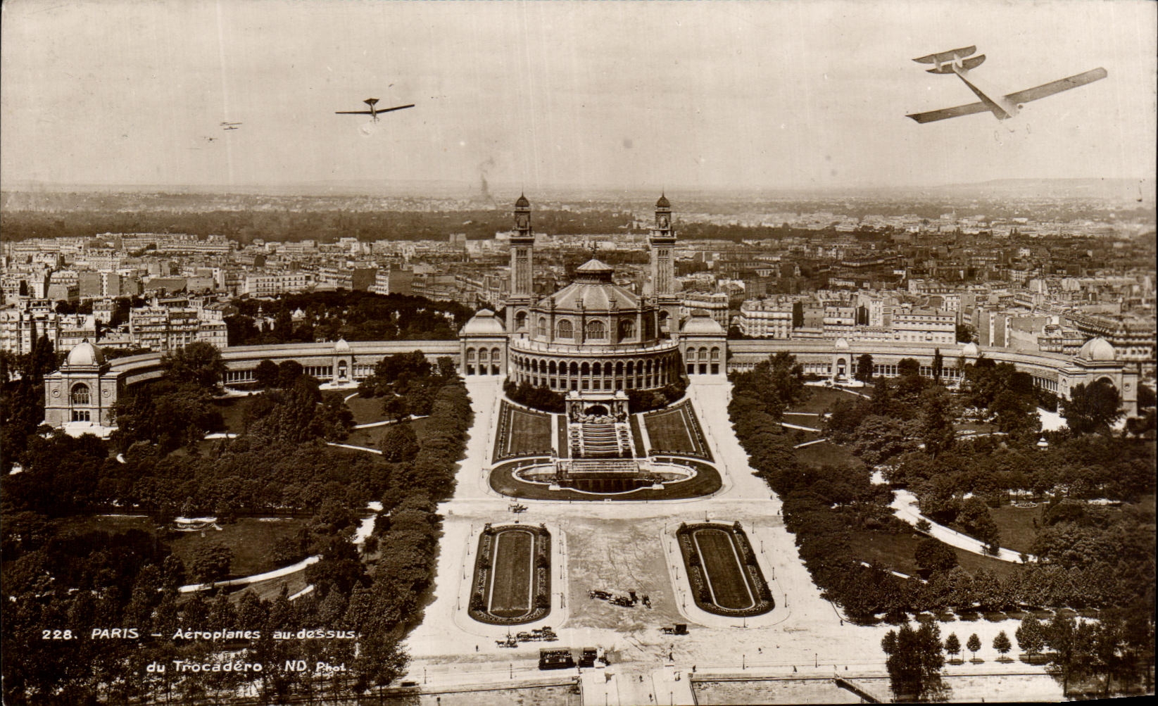 CPA Paris Aeroplanes au dessus du Trocadero Avions