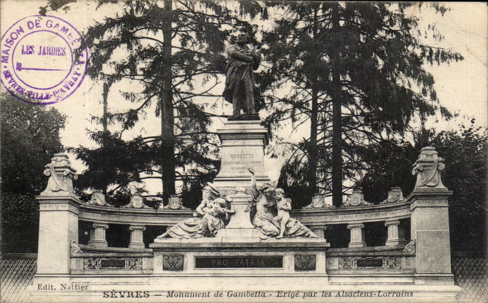 CPA Sevres Monument de Gambetta Erige par les Alsaciens Lorrains