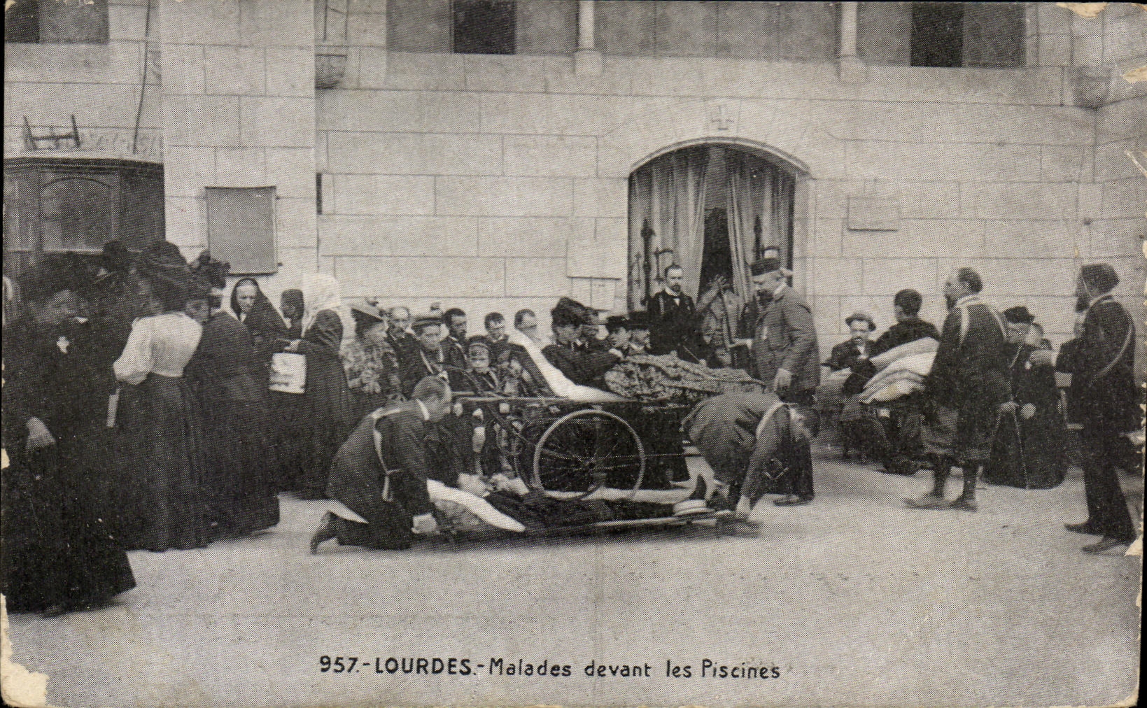 CPA Lourdes Malades Devant Les Piscines
