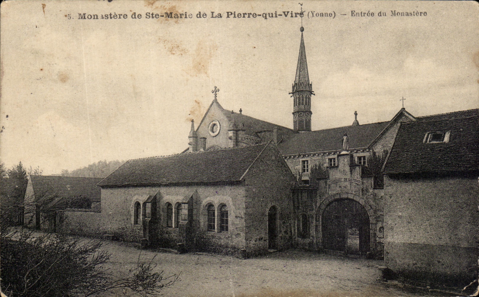 CPA Monastere De Ste Marie De La Pierre Qui Vire Entree Du Monastere