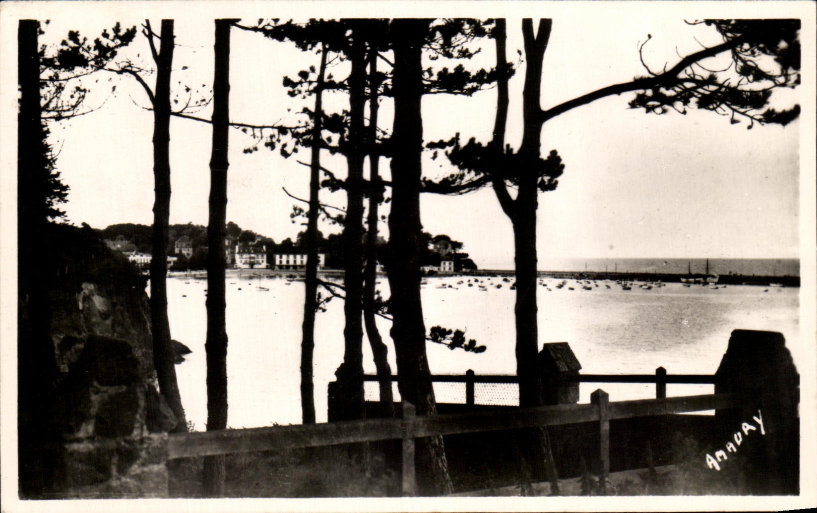 Annuay — Vue du port — Éditions d'Art Bretonne