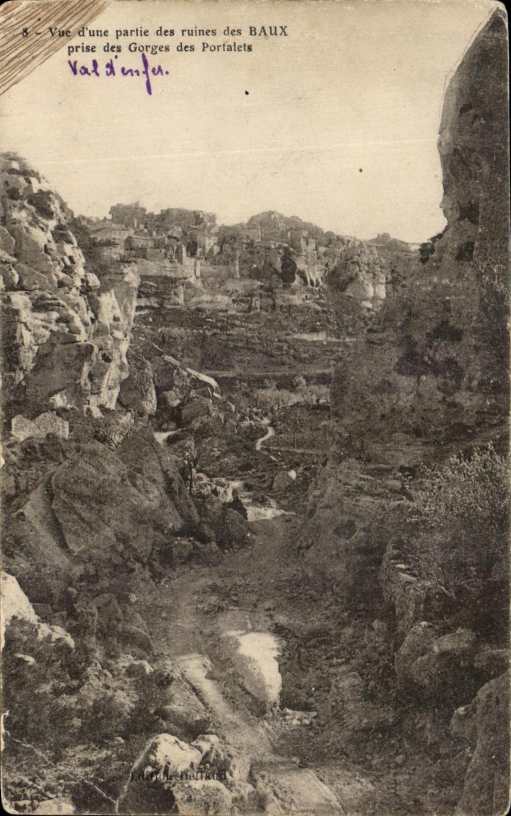 Cartolina d'epoca Vista Di Una Parte Delle Rocce Delle Ruine Di Baux Presa Dalle Gorges Dei Portalets
