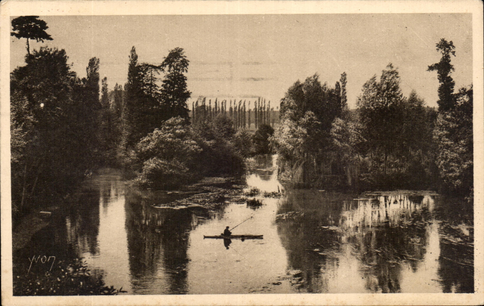 La Dordogne — Vue du fleuve avec pêcheur en canoë — Les Éditions d'Art Yvon, n°7