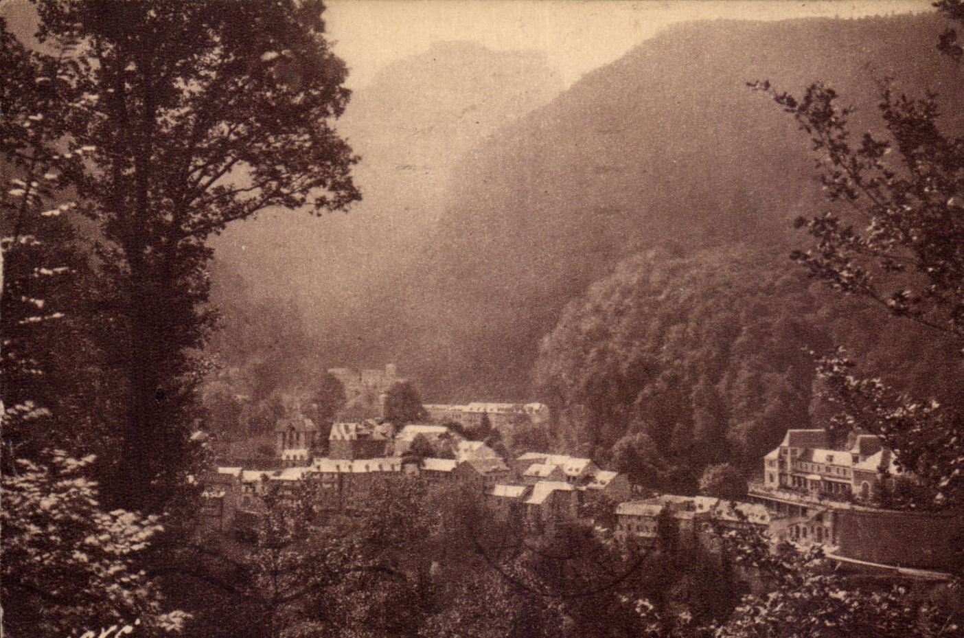 Eaux-Bonnes (B.P.) — Vue générale — Point de départ ou d'arrivée de la route thérapeutique — Éditions Jové, Pau (B.P.)