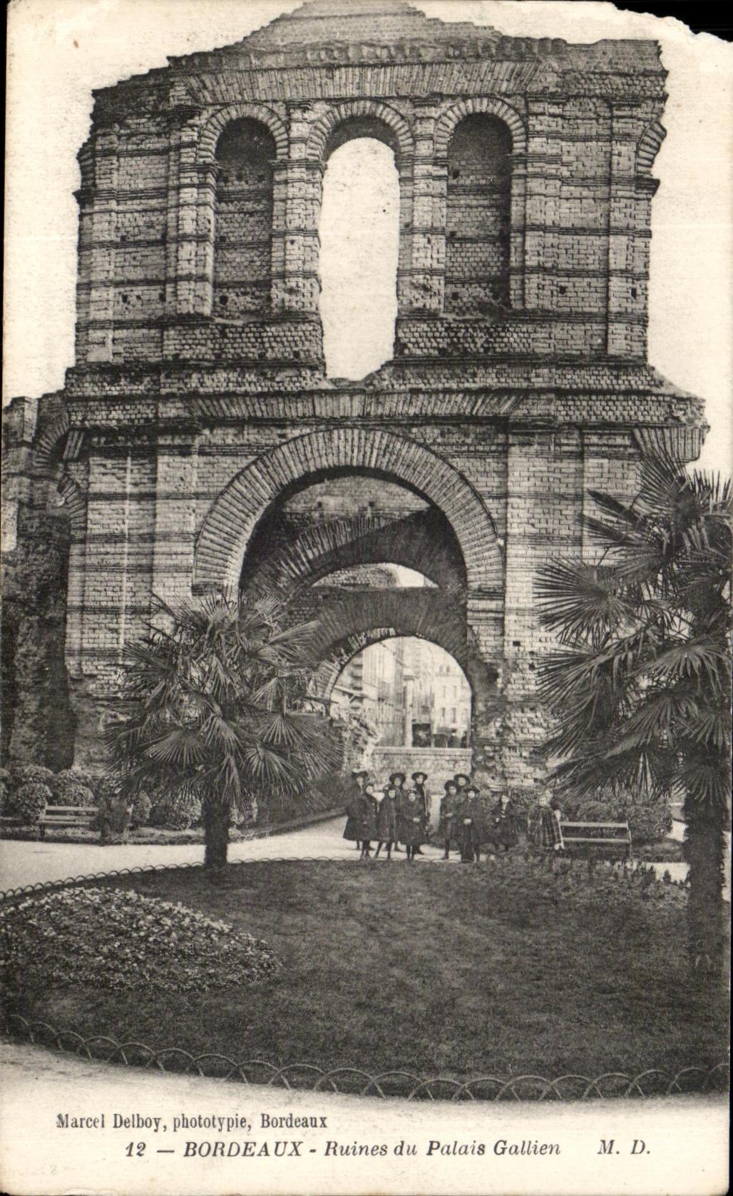 CPA Bordeaux Ruines du Palais Gullien Enfants