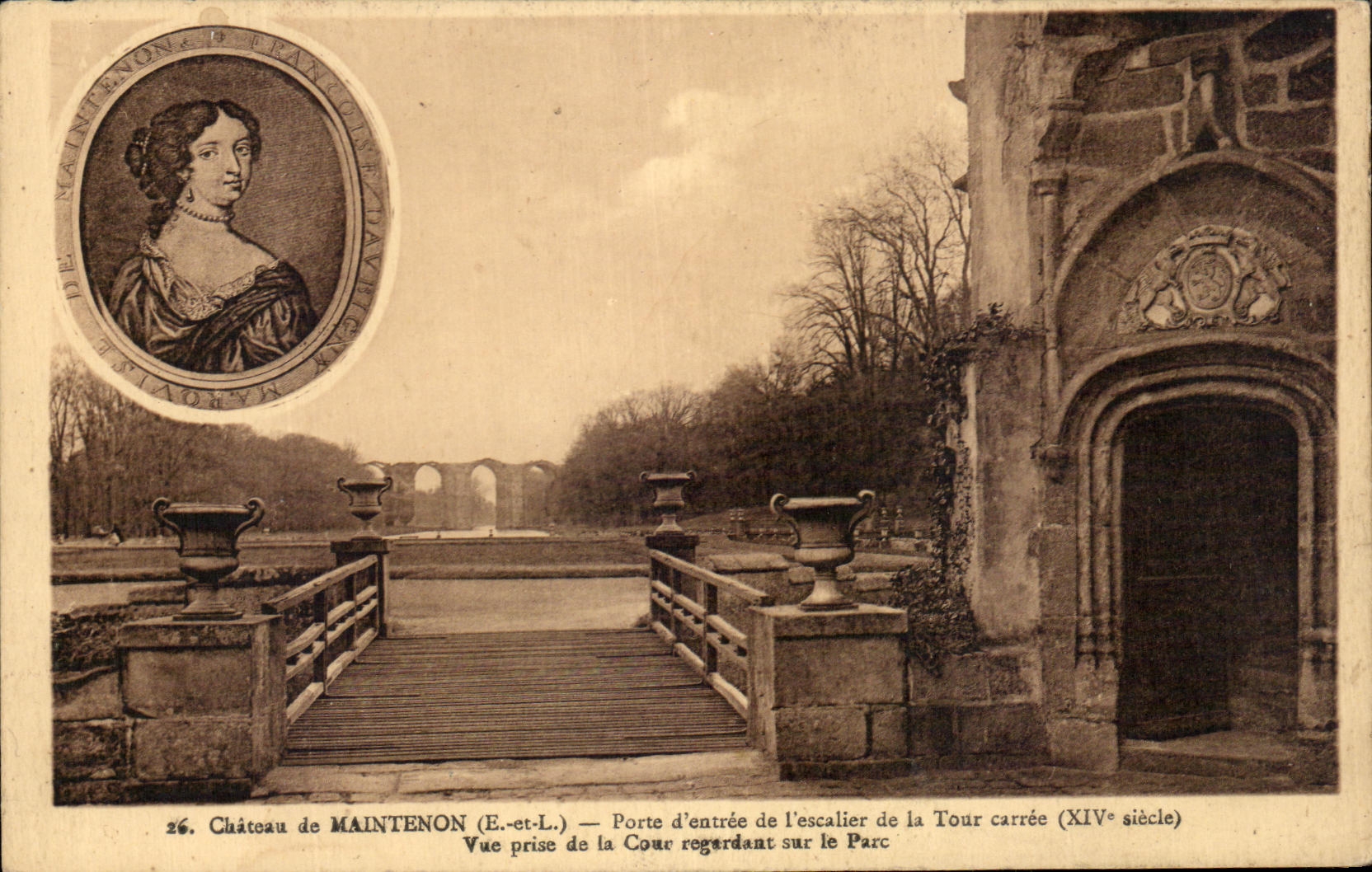 Château de Maintenon (E-et-L) — Porte d'entrée de l'escalier de la Tour carrée (XIVe siècle) — Vue prise de la Cour regardant sur le Parc